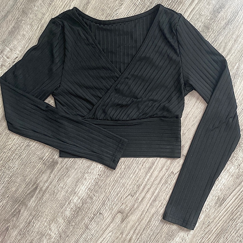 🖤Black crop long sleeve top, v-neck, very stretchy, size small